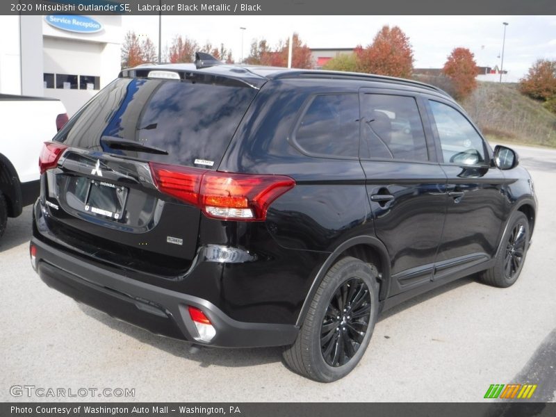 Labrador Black Metallic / Black 2020 Mitsubishi Outlander SE