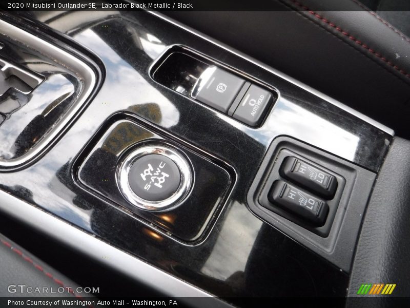Labrador Black Metallic / Black 2020 Mitsubishi Outlander SE