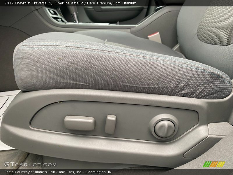 Silver Ice Metallic / Dark Titanium/Light Titanium 2017 Chevrolet Traverse LS
