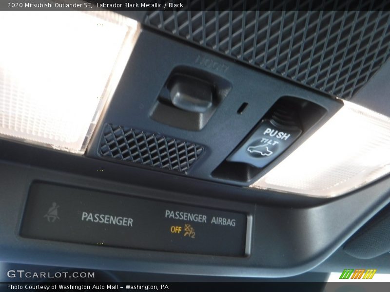 Labrador Black Metallic / Black 2020 Mitsubishi Outlander SE