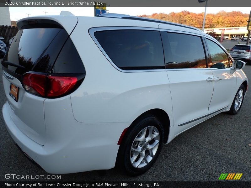 Bright White / Black 2020 Chrysler Pacifica Touring L
