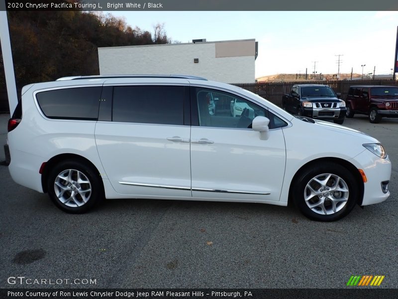 Bright White / Black 2020 Chrysler Pacifica Touring L