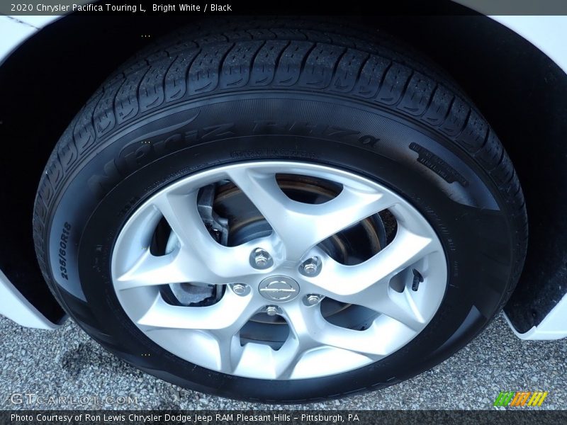 Bright White / Black 2020 Chrysler Pacifica Touring L