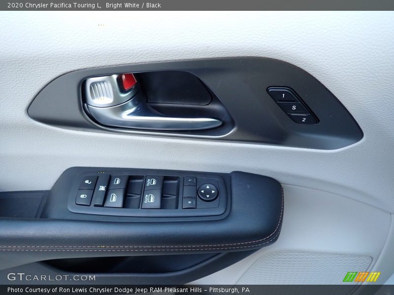 Bright White / Black 2020 Chrysler Pacifica Touring L