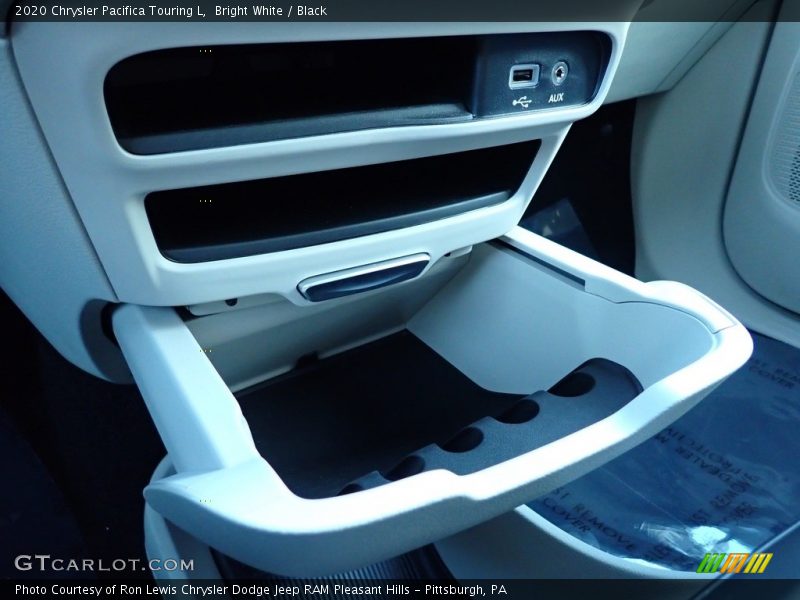 Bright White / Black 2020 Chrysler Pacifica Touring L