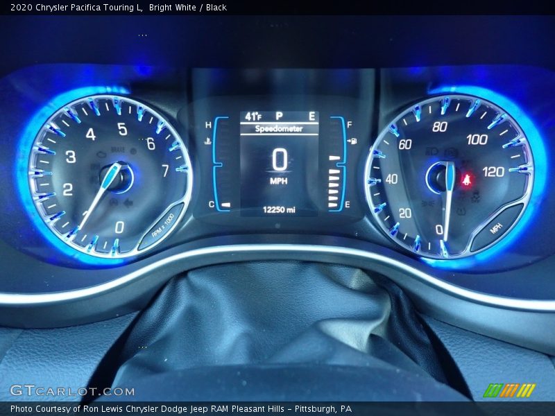 Bright White / Black 2020 Chrysler Pacifica Touring L