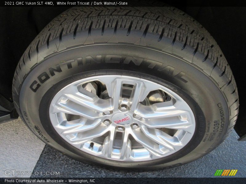 White Frost Tricoat / Dark Walnut/­Slate 2021 GMC Yukon SLT 4WD