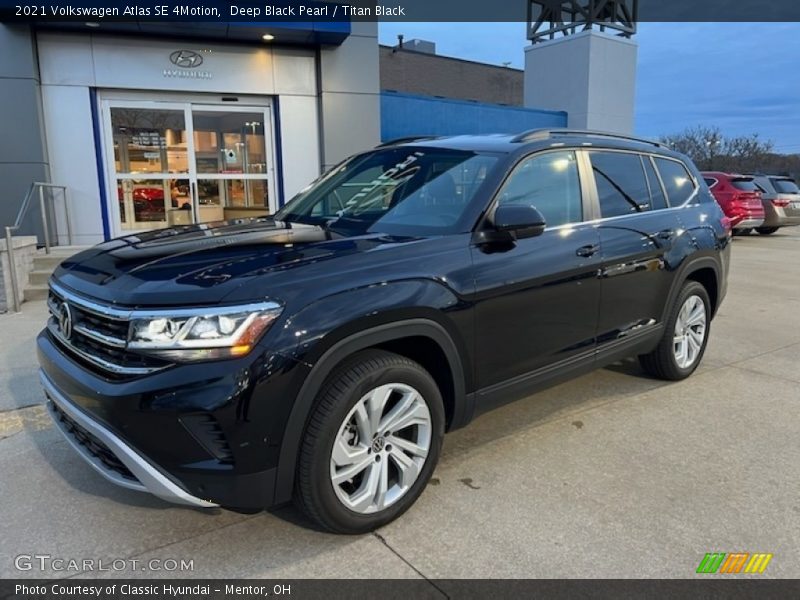 Deep Black Pearl / Titan Black 2021 Volkswagen Atlas SE 4Motion
