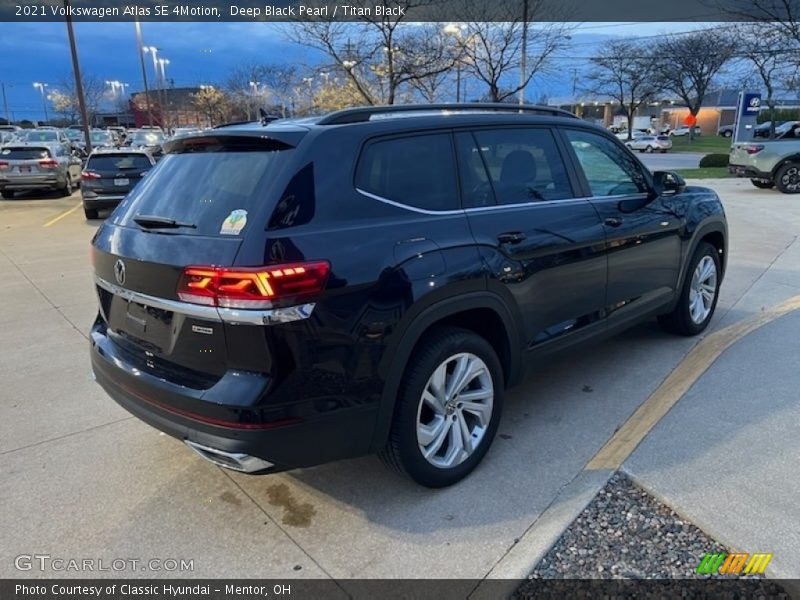 Deep Black Pearl / Titan Black 2021 Volkswagen Atlas SE 4Motion