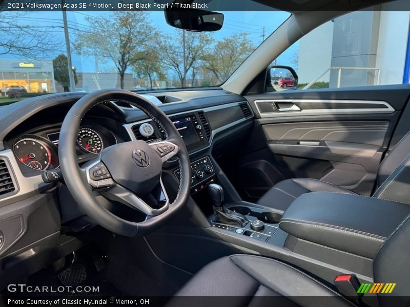 Deep Black Pearl / Titan Black 2021 Volkswagen Atlas SE 4Motion