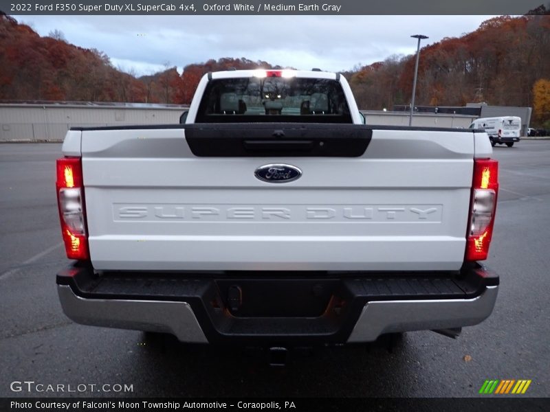 Oxford White / Medium Earth Gray 2022 Ford F350 Super Duty XL SuperCab 4x4