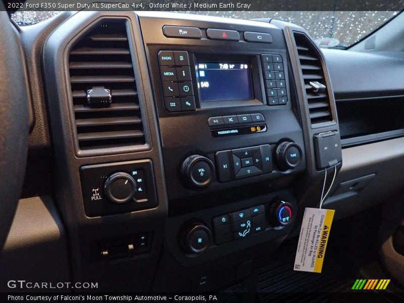 Oxford White / Medium Earth Gray 2022 Ford F350 Super Duty XL SuperCab 4x4