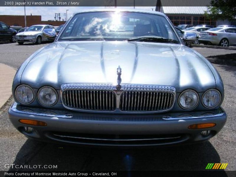Zircon / Ivory 2003 Jaguar XJ Vanden Plas