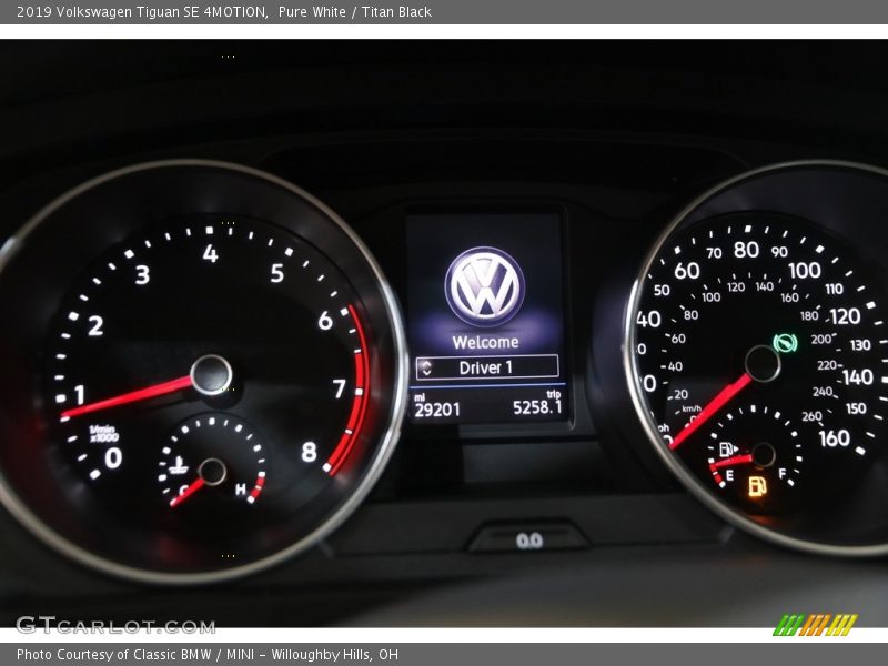 Pure White / Titan Black 2019 Volkswagen Tiguan SE 4MOTION