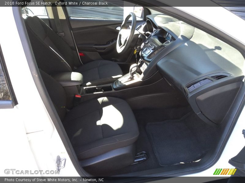 Oxford White / Charcoal Black 2018 Ford Focus SE Hatch