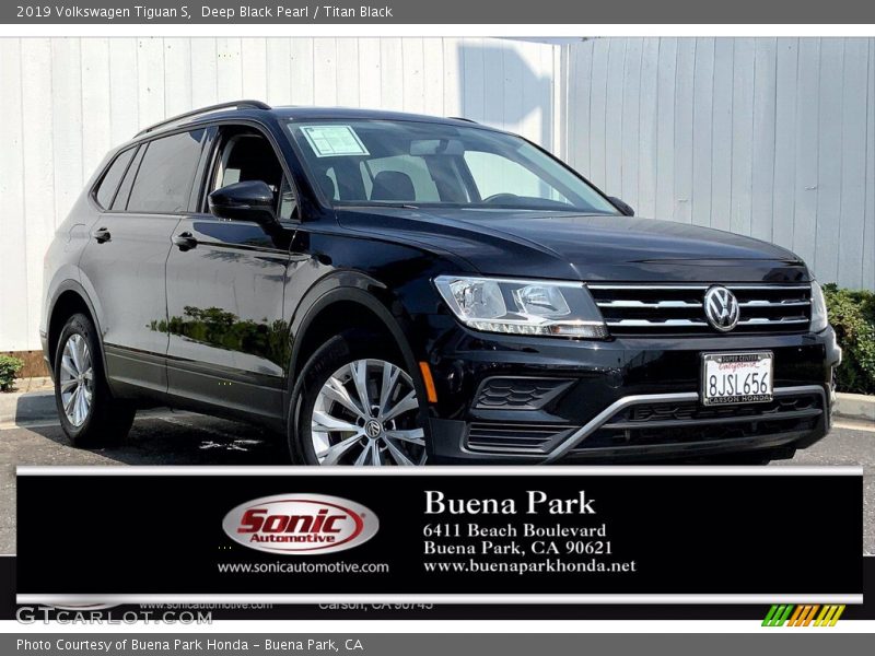 Deep Black Pearl / Titan Black 2019 Volkswagen Tiguan S