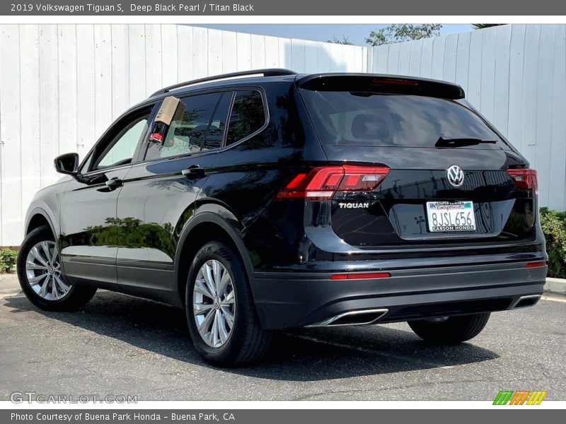 Deep Black Pearl / Titan Black 2019 Volkswagen Tiguan S
