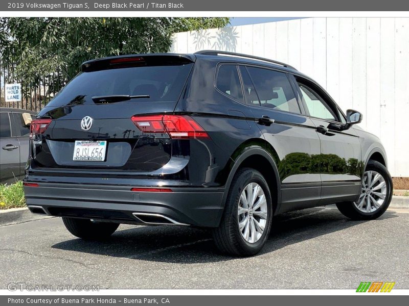 Deep Black Pearl / Titan Black 2019 Volkswagen Tiguan S