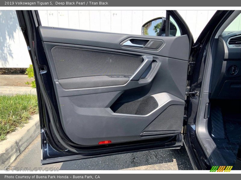 Deep Black Pearl / Titan Black 2019 Volkswagen Tiguan S