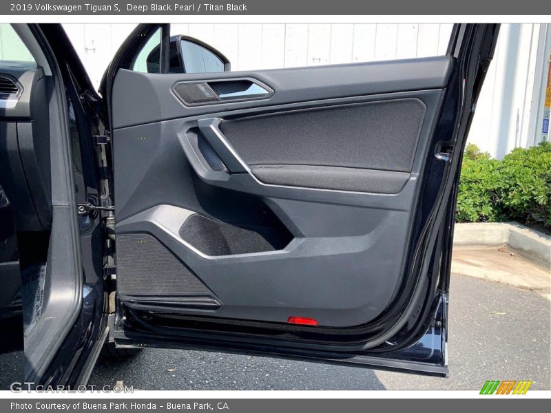 Deep Black Pearl / Titan Black 2019 Volkswagen Tiguan S