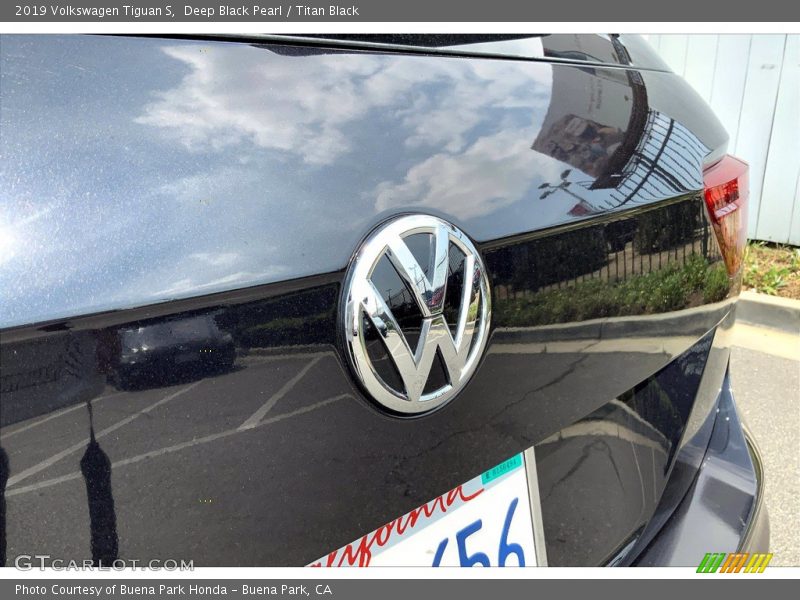 Deep Black Pearl / Titan Black 2019 Volkswagen Tiguan S