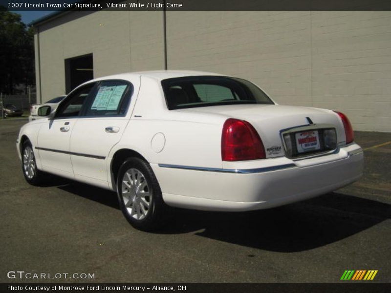 Vibrant White / Light Camel 2007 Lincoln Town Car Signature