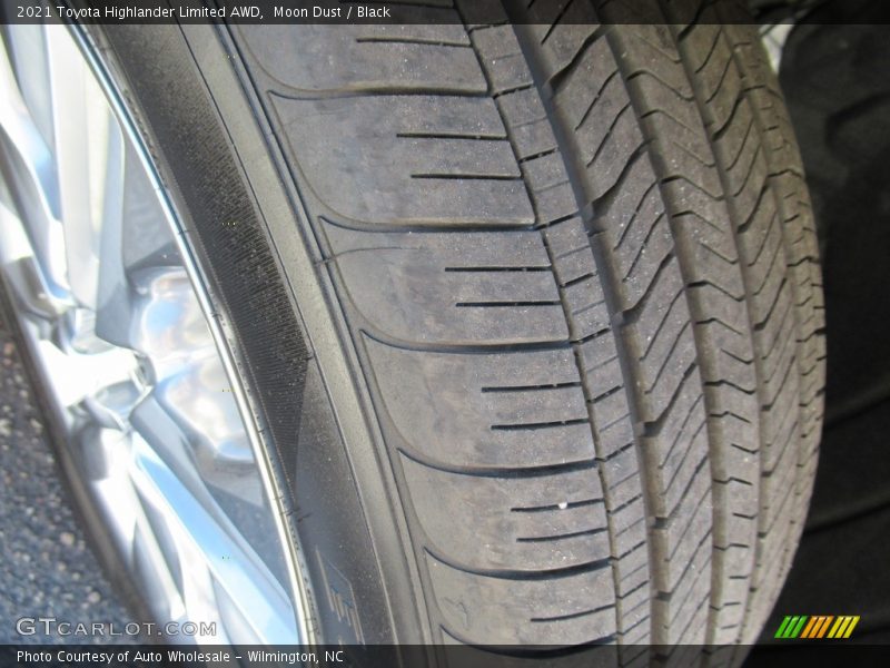 Moon Dust / Black 2021 Toyota Highlander Limited AWD