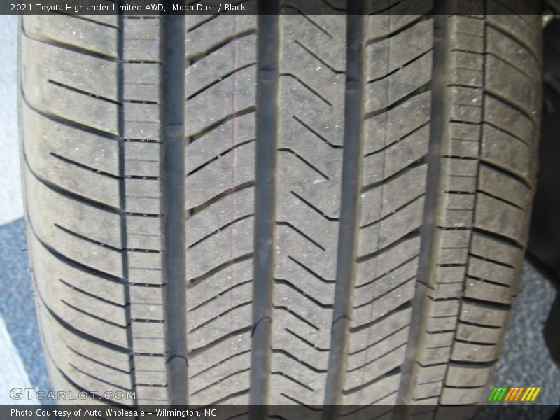 Moon Dust / Black 2021 Toyota Highlander Limited AWD