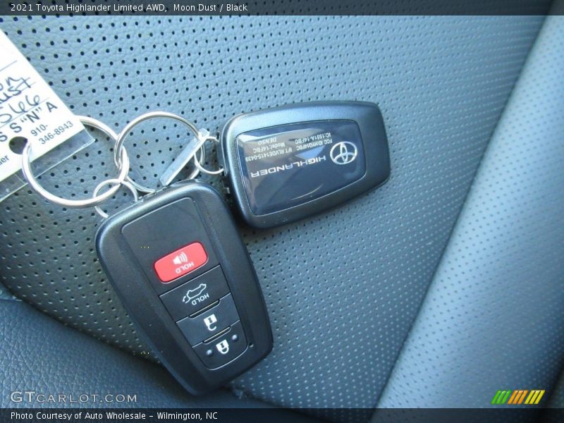 Moon Dust / Black 2021 Toyota Highlander Limited AWD