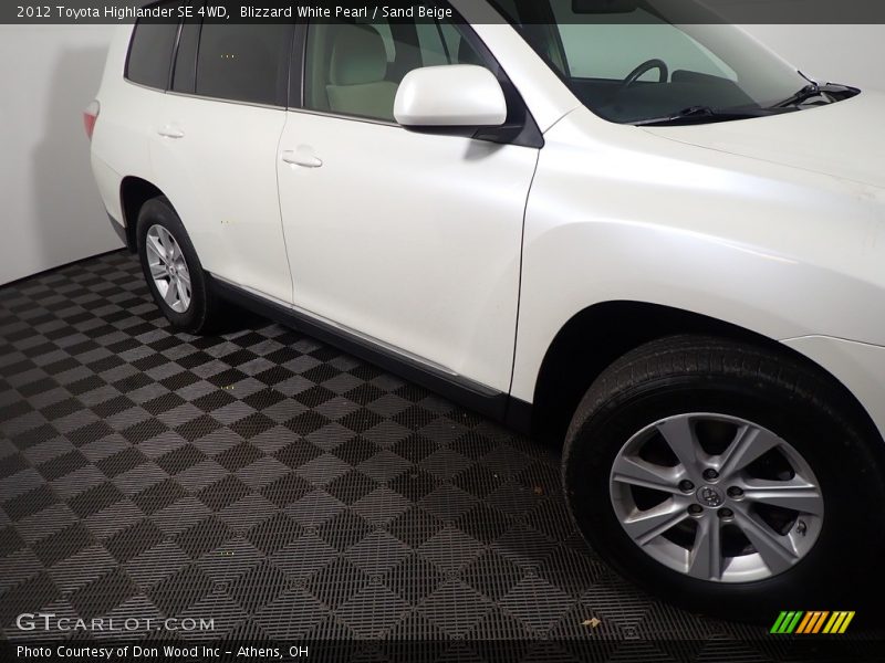 Blizzard White Pearl / Sand Beige 2012 Toyota Highlander SE 4WD