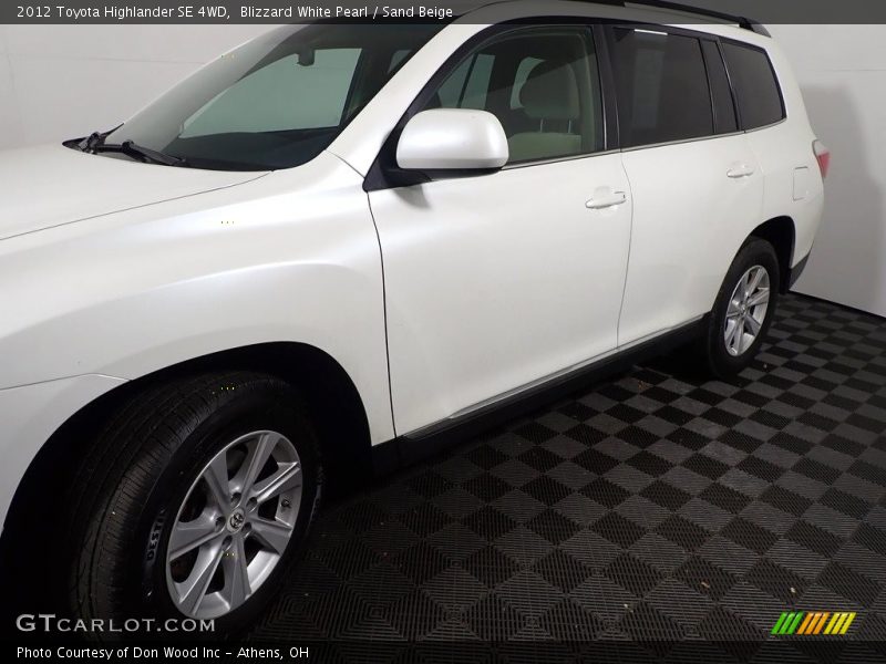 Blizzard White Pearl / Sand Beige 2012 Toyota Highlander SE 4WD