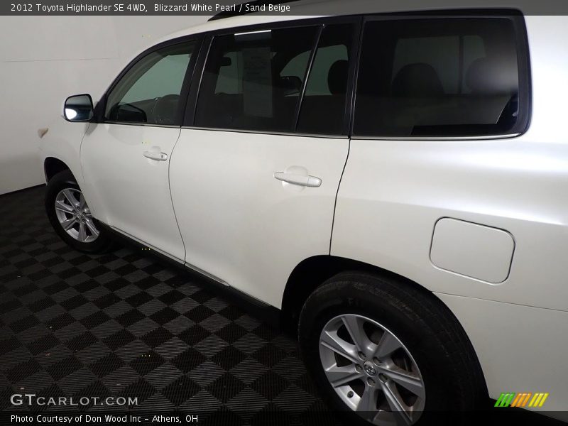 Blizzard White Pearl / Sand Beige 2012 Toyota Highlander SE 4WD