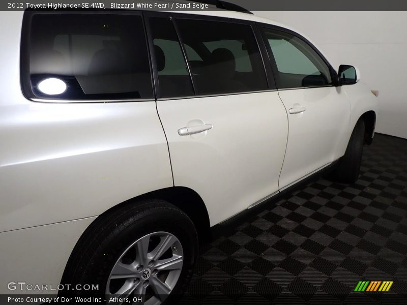 Blizzard White Pearl / Sand Beige 2012 Toyota Highlander SE 4WD