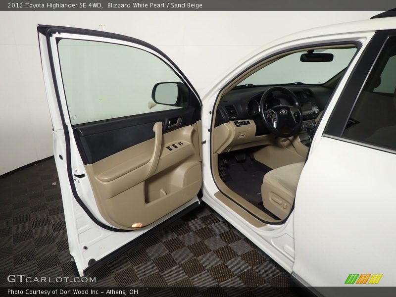 Blizzard White Pearl / Sand Beige 2012 Toyota Highlander SE 4WD