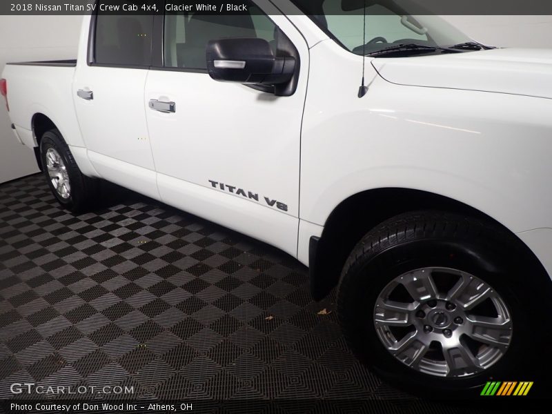 Glacier White / Black 2018 Nissan Titan SV Crew Cab 4x4