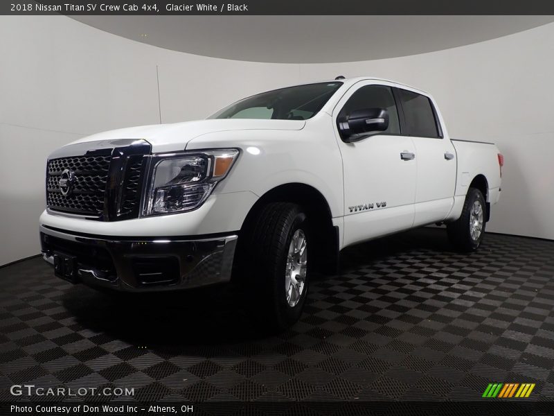 Glacier White / Black 2018 Nissan Titan SV Crew Cab 4x4
