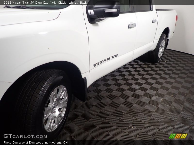 Glacier White / Black 2018 Nissan Titan SV Crew Cab 4x4