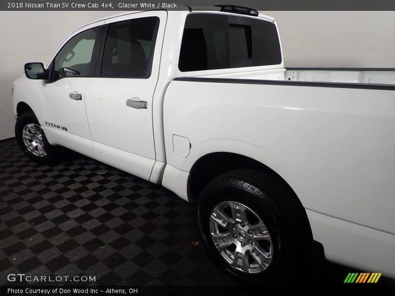 Glacier White / Black 2018 Nissan Titan SV Crew Cab 4x4