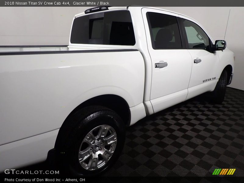 Glacier White / Black 2018 Nissan Titan SV Crew Cab 4x4