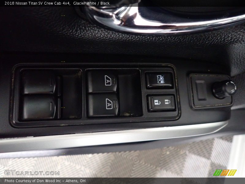 Glacier White / Black 2018 Nissan Titan SV Crew Cab 4x4