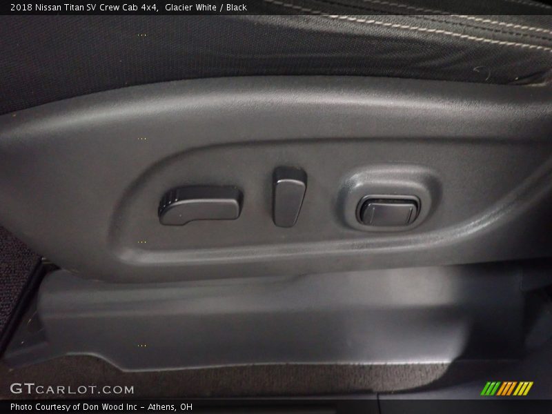 Glacier White / Black 2018 Nissan Titan SV Crew Cab 4x4