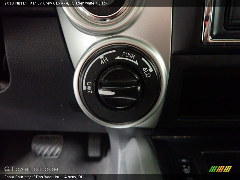 Glacier White / Black 2018 Nissan Titan SV Crew Cab 4x4