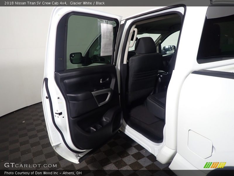 Glacier White / Black 2018 Nissan Titan SV Crew Cab 4x4