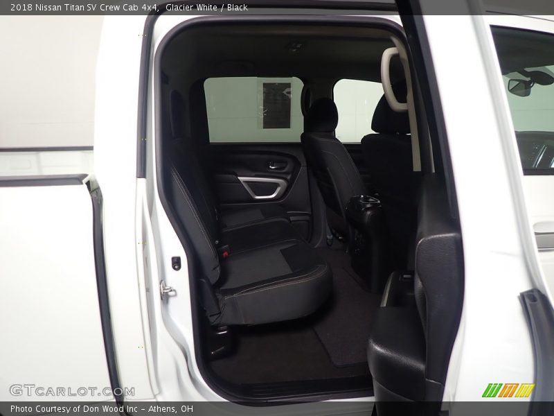 Glacier White / Black 2018 Nissan Titan SV Crew Cab 4x4