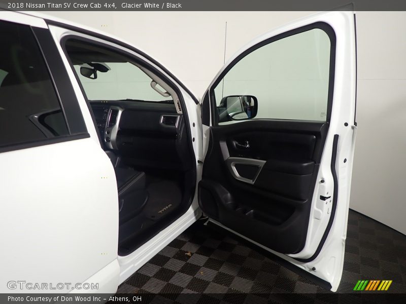 Glacier White / Black 2018 Nissan Titan SV Crew Cab 4x4