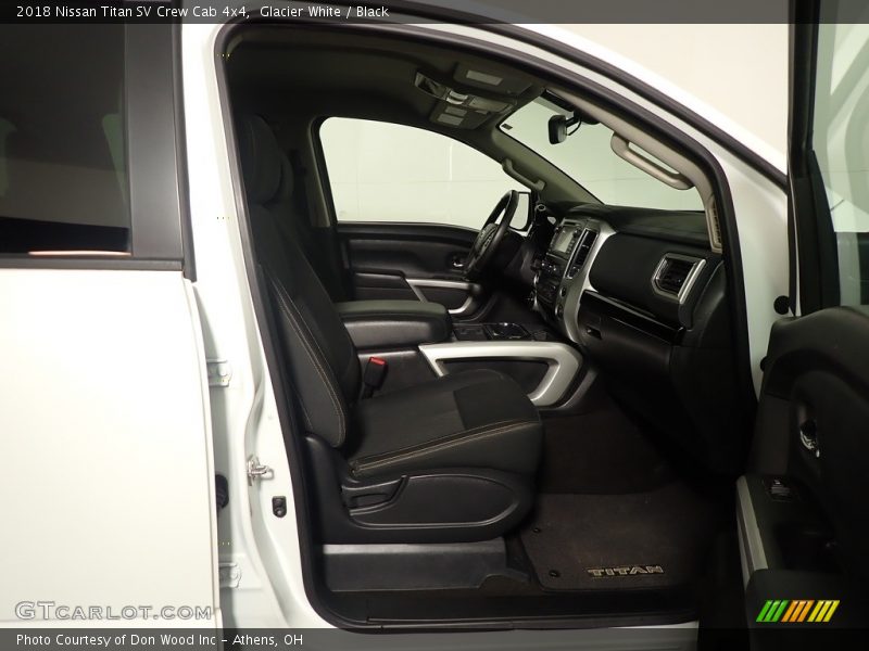 Glacier White / Black 2018 Nissan Titan SV Crew Cab 4x4