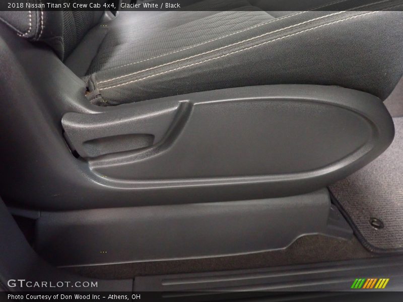 Glacier White / Black 2018 Nissan Titan SV Crew Cab 4x4