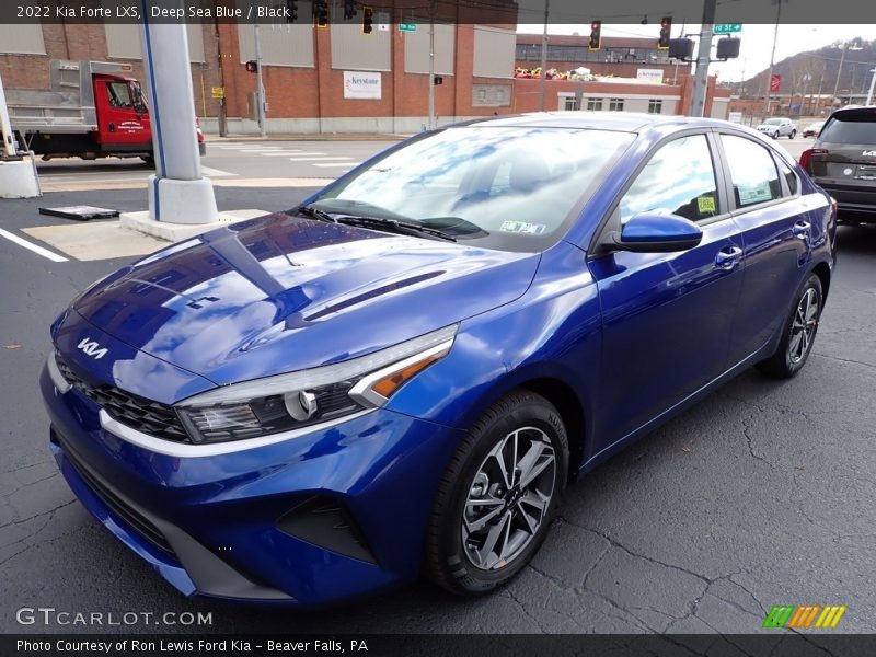 Front 3/4 View of 2022 Forte LXS