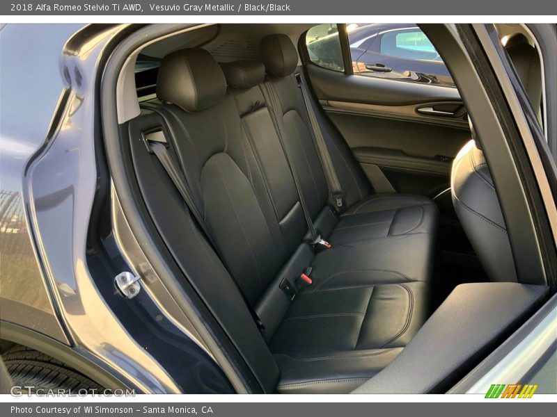Vesuvio Gray Metallic / Black/Black 2018 Alfa Romeo Stelvio Ti AWD