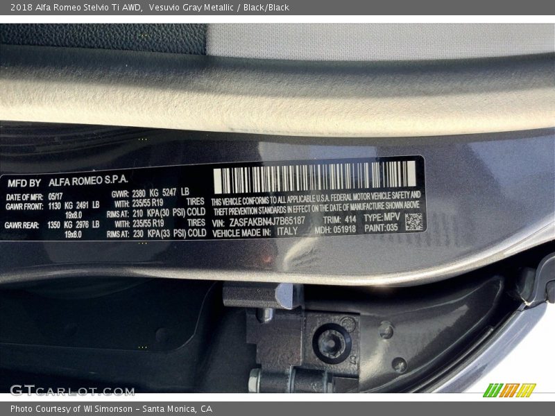 Vesuvio Gray Metallic / Black/Black 2018 Alfa Romeo Stelvio Ti AWD